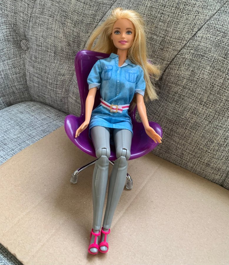 Lila Stol och en kudde ( ca i Barbies storlek )