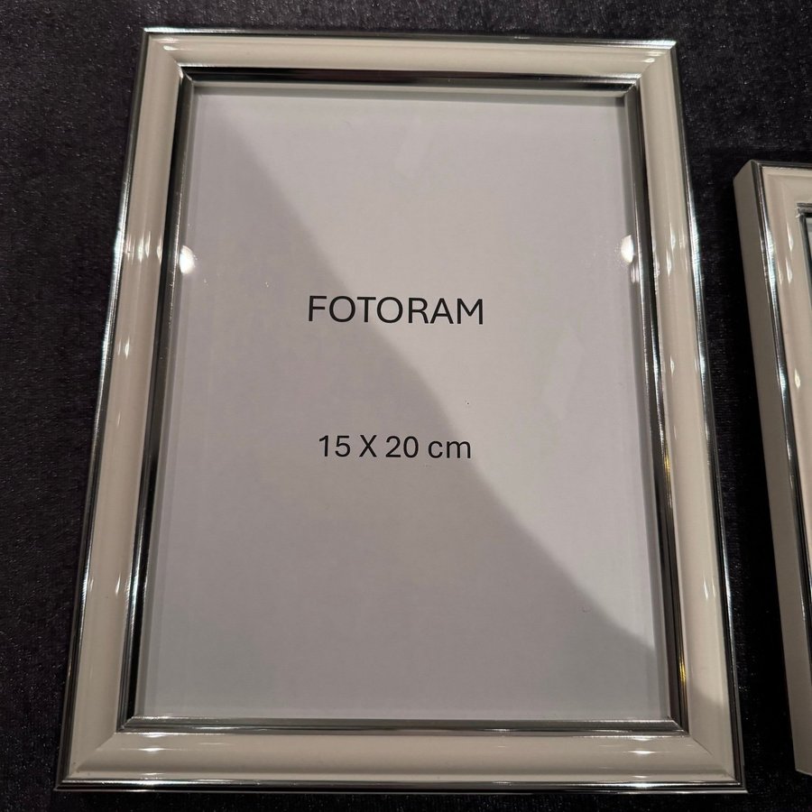 6 vita fotoramar med silverfärgade kanter