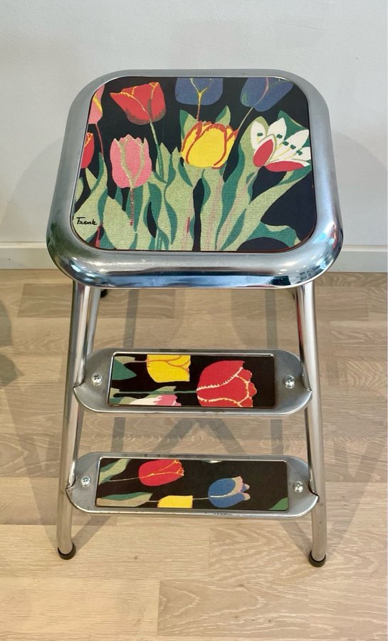 Klädsel beslag med tejp, Tulpan av Josef Frank . AWAB/ Lindqvist pall