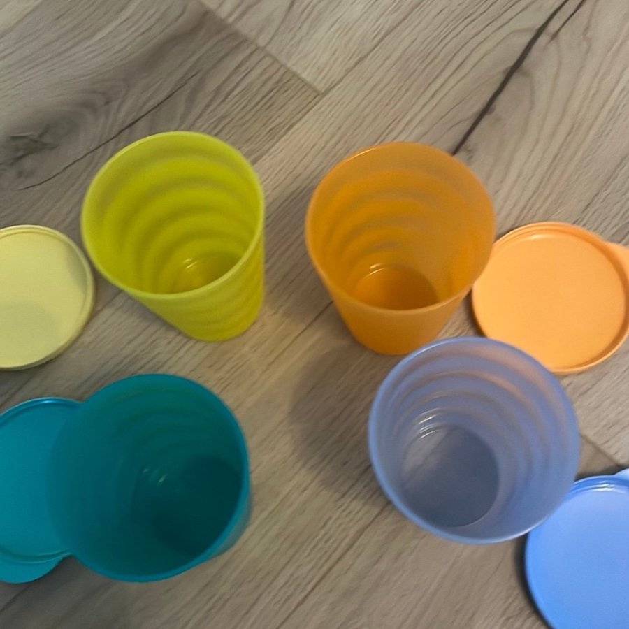 4 Tupperware muggar med lock