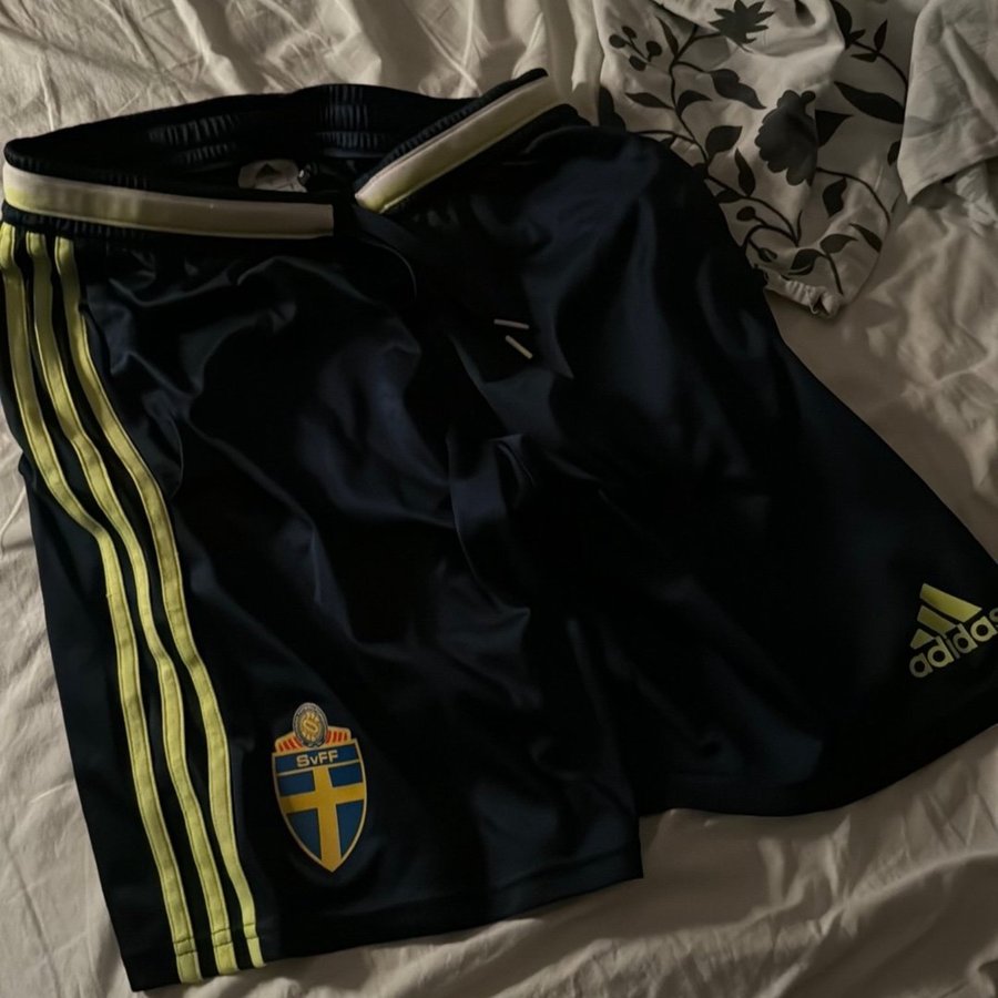 Adidas blå shorts storlek S