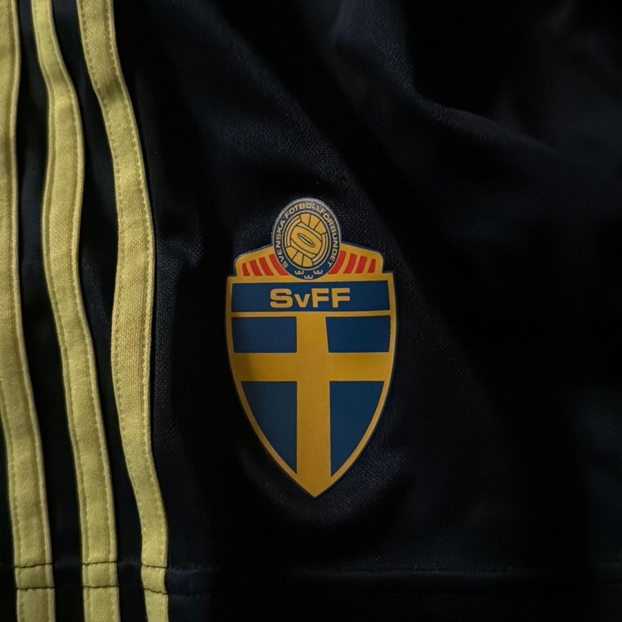 Adidas blå shorts storlek S