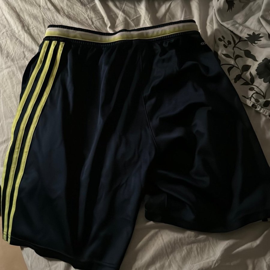 Adidas blå shorts storlek S