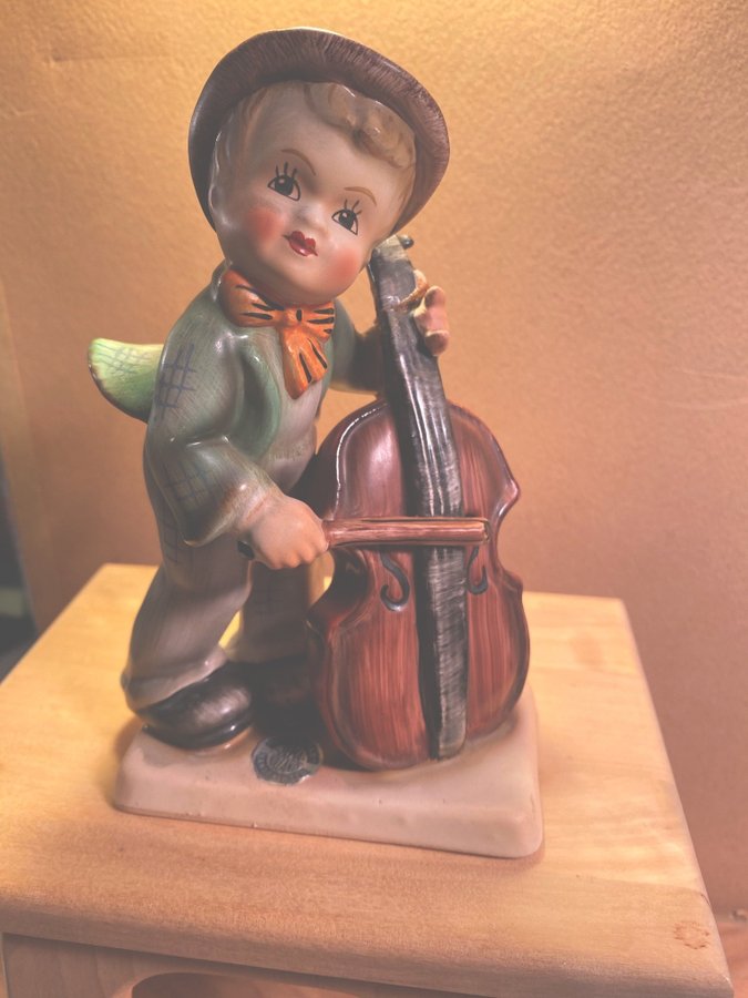 Peter Pan Keramikfigur med Cello