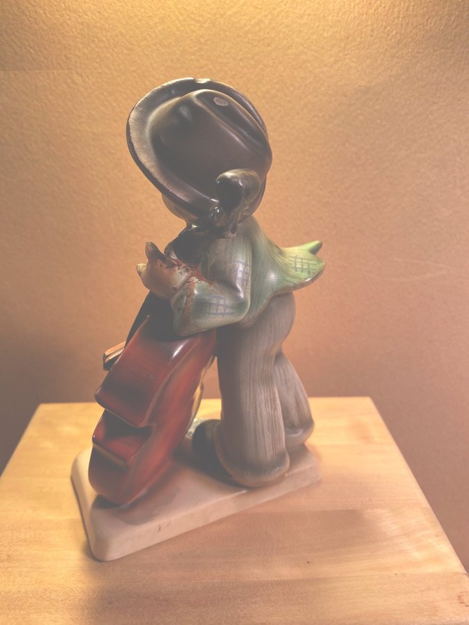 Peter Pan Keramikfigur med Cello