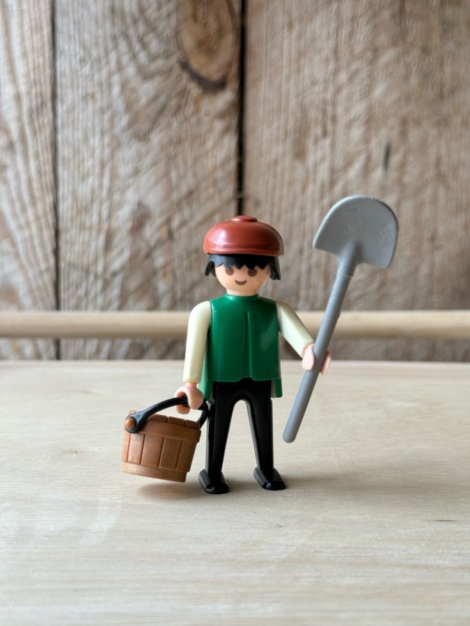 Playmobil figur med spade och hink