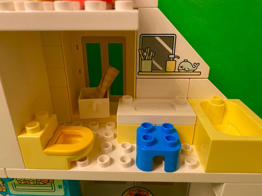 Lego Duplo 10929 Stort Vitt Hus med massor av tillbehör Soffa Säng Kök Gitarr