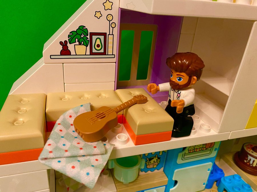 Lego Duplo 10929 Stort Vitt Hus med massor av tillbehör Soffa Säng Kök Gitarr