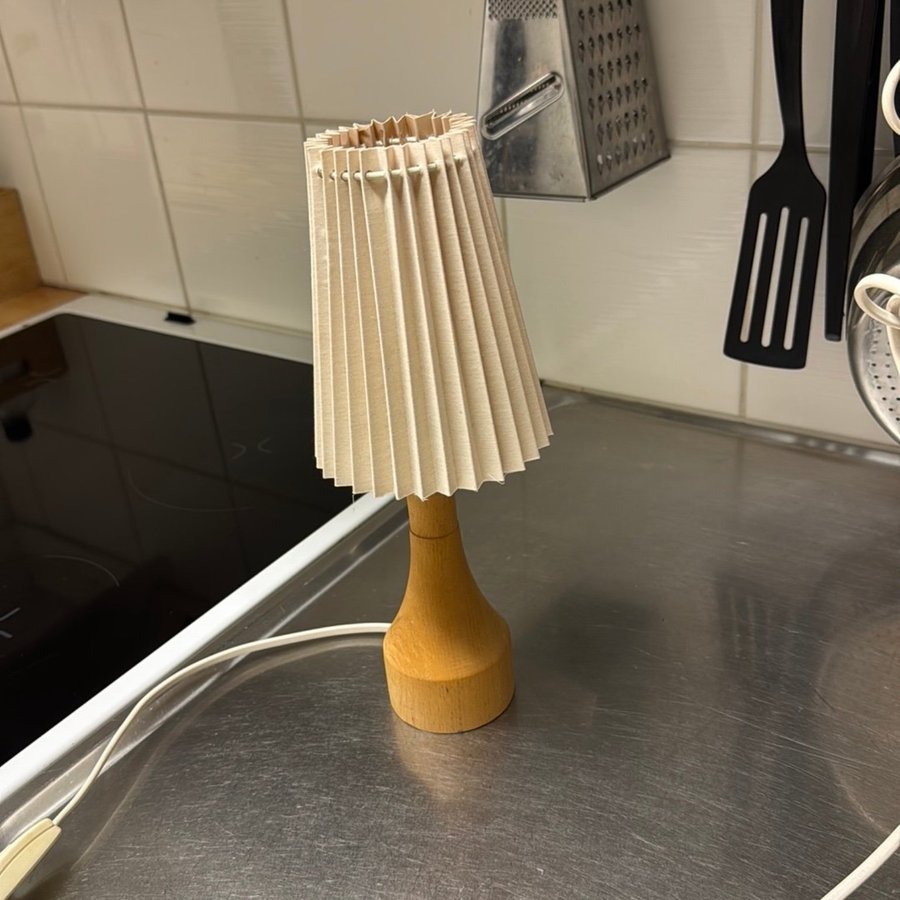 Söt liten bordslampa i trä