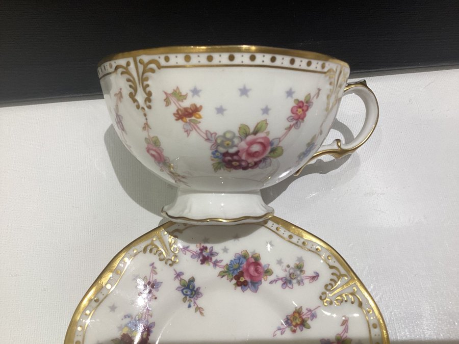 Royal Antoinette av ROYAL CROWN DERBY tekopp och en lite fat, 22 karats guld.