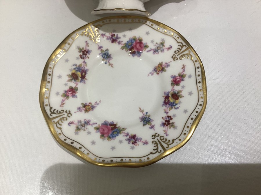 Royal Antoinette av ROYAL CROWN DERBY tekopp och en lite fat, 22 karats guld.