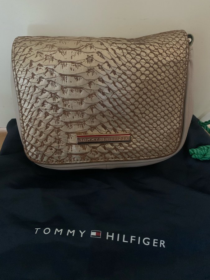 Tommy Hilfiger Axelremsväska