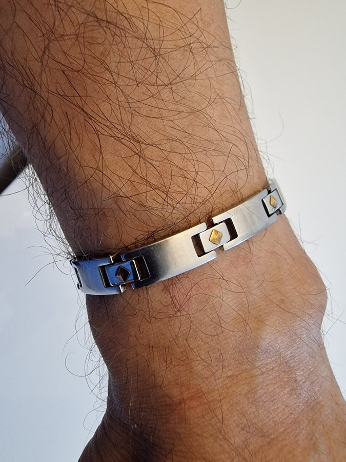 Armband i rostfritt stål med gulddetaljer