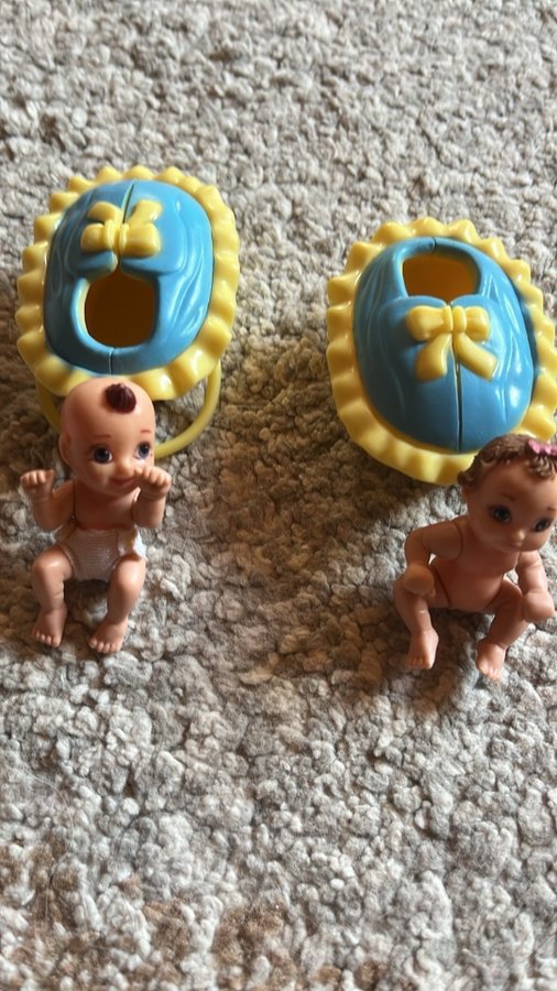 2 st Baby Alive dockor med vagga