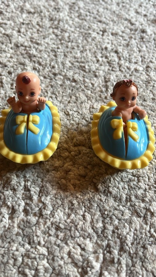 2 st Baby Alive dockor med vagga