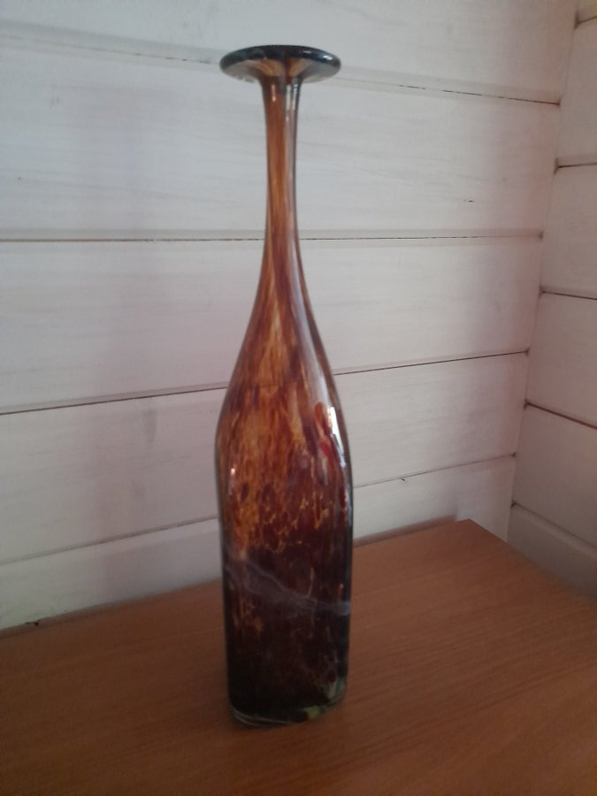 VACKER HÖG MELERAD BRUN GLASVAS SIG.MEDINA STL. H.36CM.D.8CM.