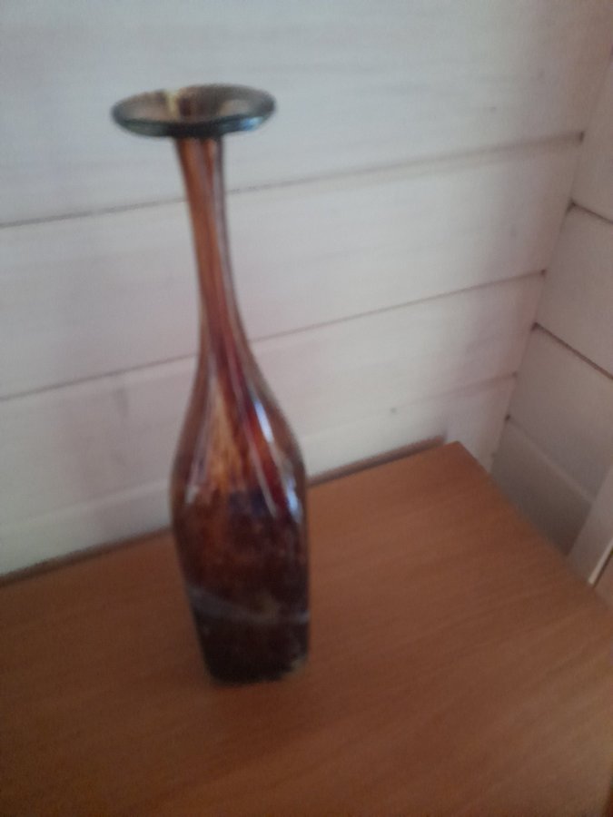 VACKER HÖG MELERAD BRUN GLASVAS SIG.MEDINA STL. H.36CM.D.8CM.