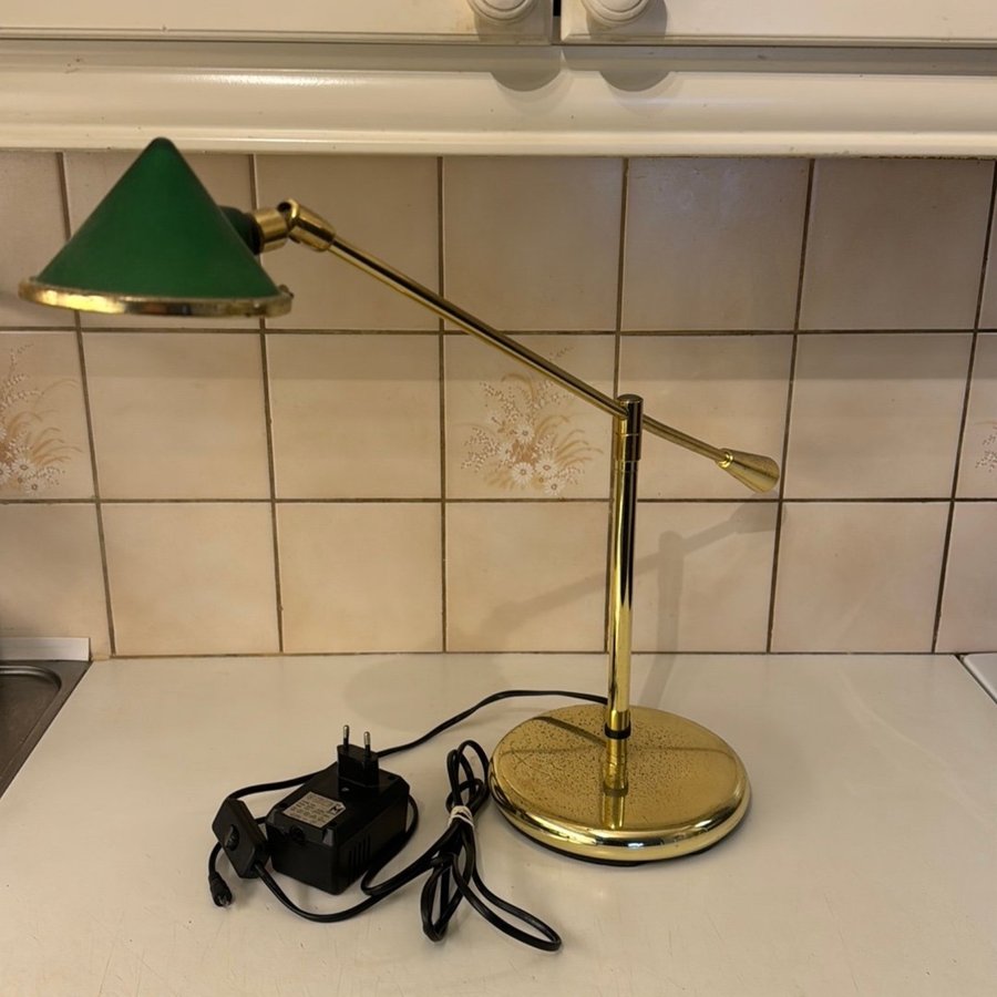 Snygg bordslampa i mässing med grön skärm fån 70 talls från Ikea