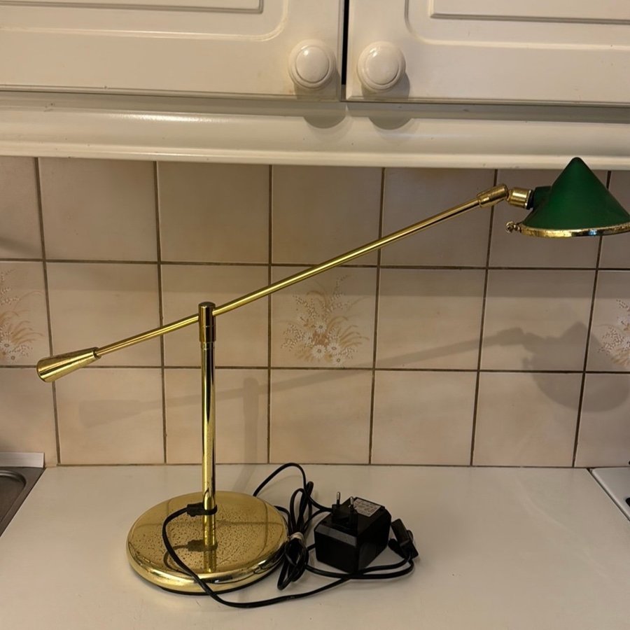 Snygg bordslampa i mässing med grön skärm fån 70 talls från Ikea