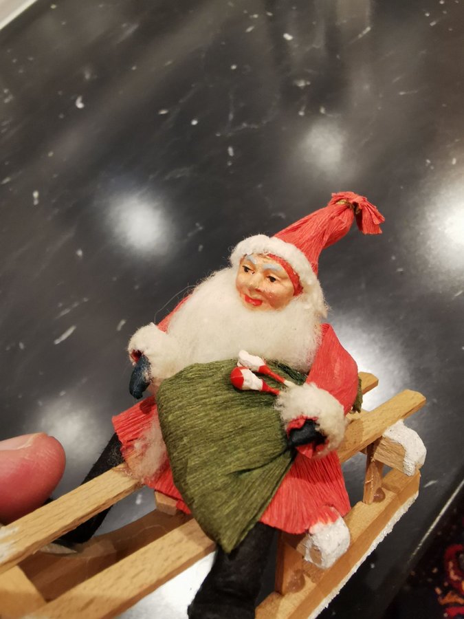 Äldre tomte i kreppapper, piprensare Jultomte på kälke