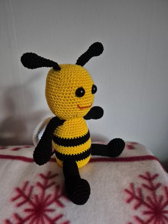 Söt handgjord amigurumi-bi