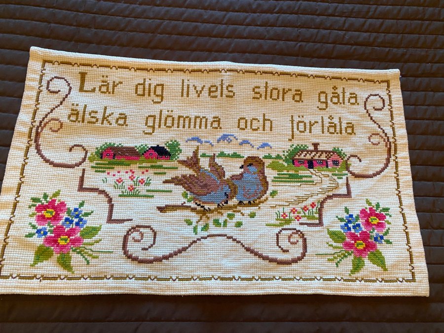 Broderad bonad med Texten " Lär dig livets stora gåta, älska glömma och förlåta”