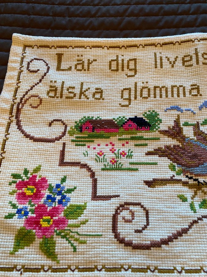 Broderad bonad med Texten " Lär dig livets stora gåta, älska glömma och förlåta”