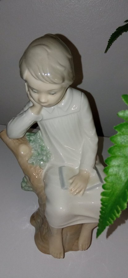 Porslinfigur pojke på stubbe med en bok i knä, Lladro Spain