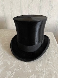 Hög hatt/stormhatt med hattask i läder