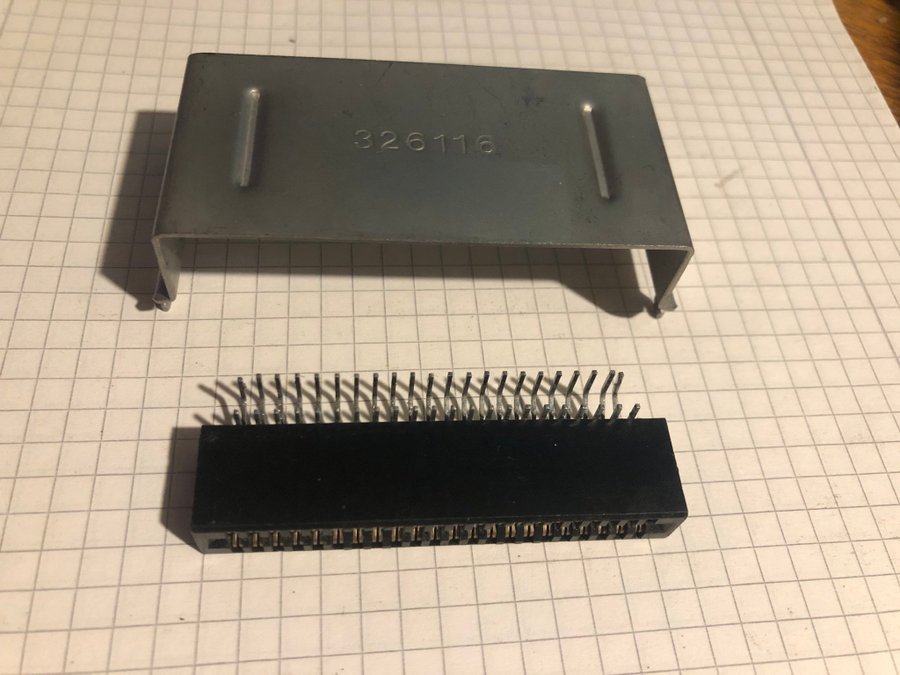 Cartridge Socket med Skydd C64/128 m.m.