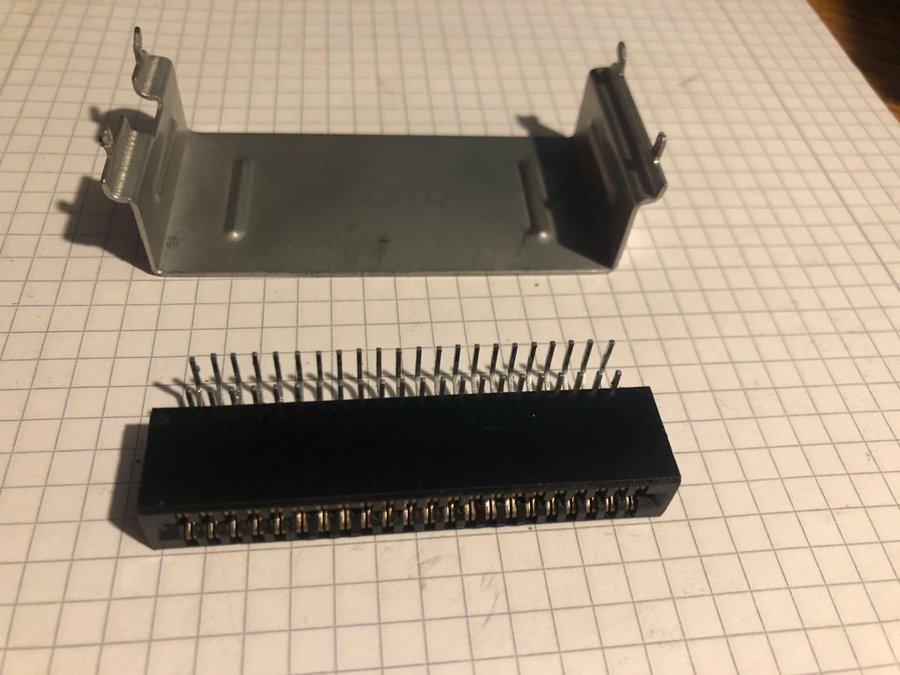 Cartridge Socket med Skydd C64/128 m.m.