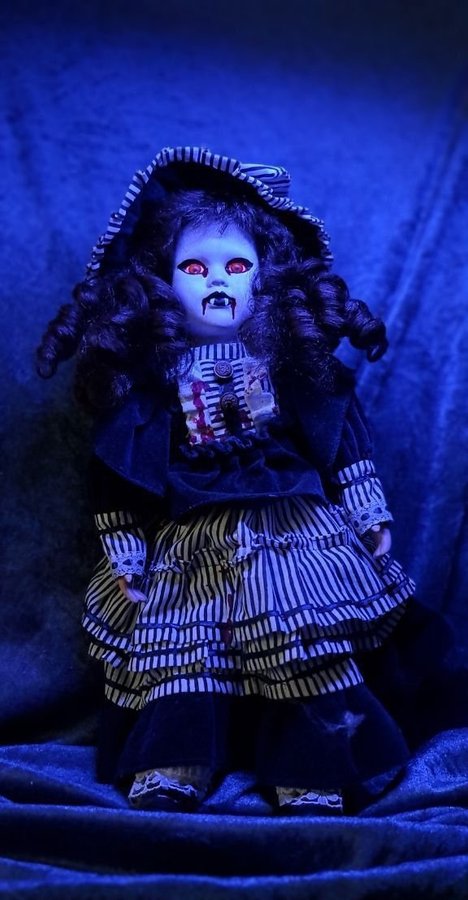 Porcelain Vampire Doll. Halloween. Proslin