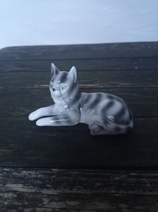 Lille porcelæns kat 12 cm lang og 6 cm høj.