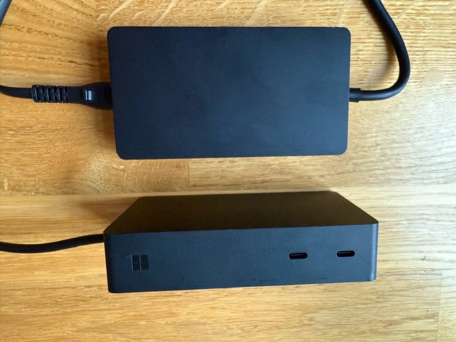 Microsoft Surface Dock 2 i väldigt fint skick.