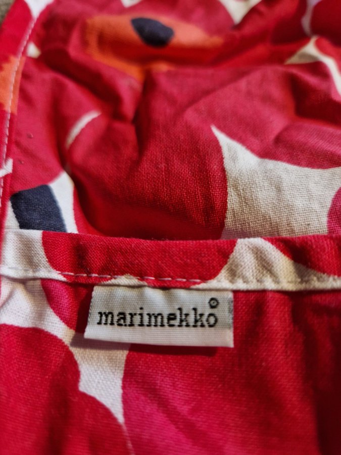 Marimekko röd haklapp Unikko