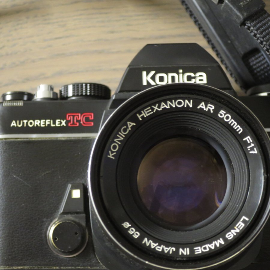 Konica Hexanon AR 50mm F1.7 objektiv på Konica Autoreflex TC systemkamera