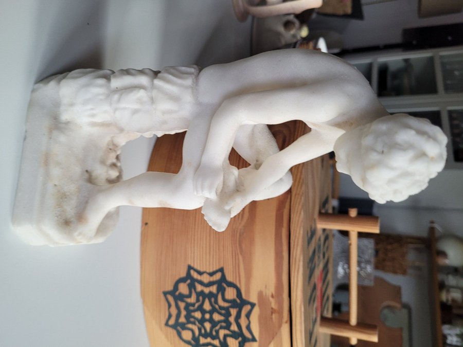 Skulptur, Figurin Pojke med stickan Alabaster