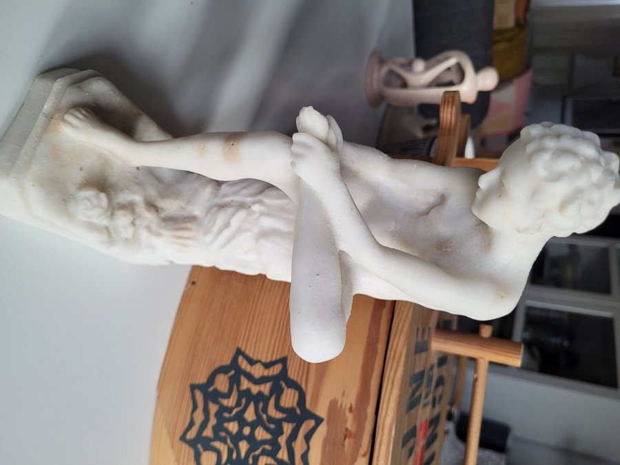 Skulptur, Figurin Pojke med stickan Alabaster