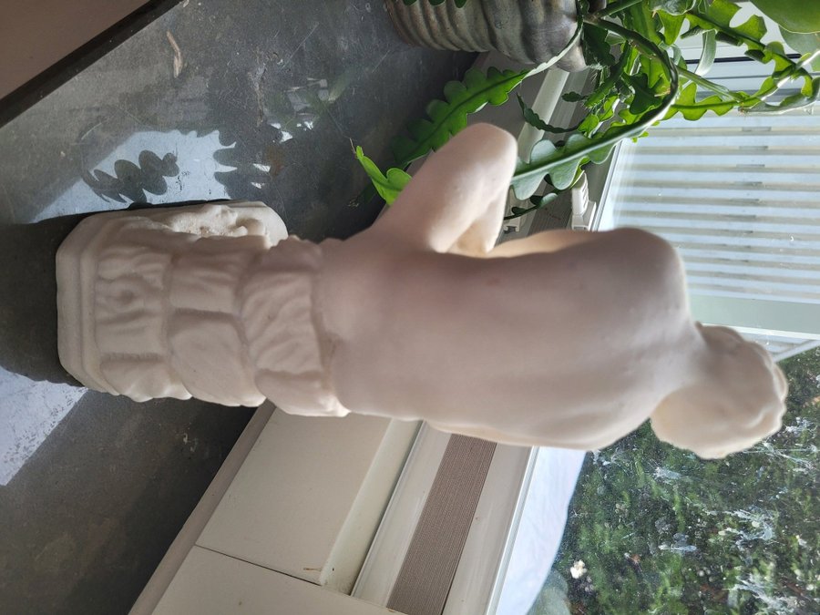 Skulptur, Figurin Pojke med stickan Alabaster