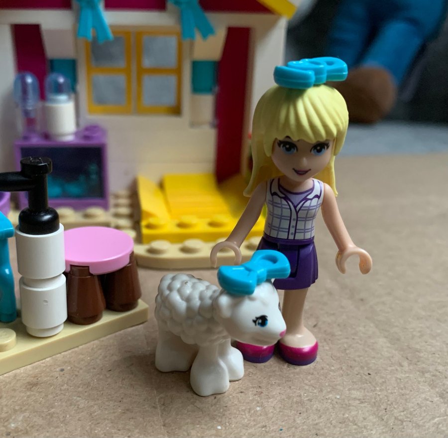 LEGO Friends minifigur lamm djur bada sköta litet hus