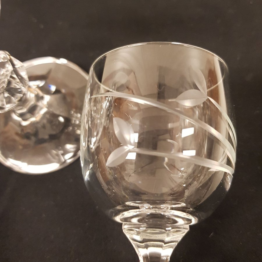 Likörglas på fot,2 st,Bohemia glas,Tjeckoslovakien.Ett med dekor.H.11 cm,4,5 i Ø