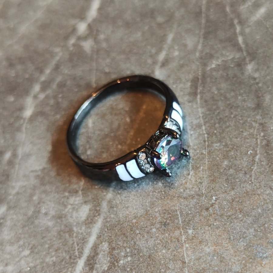 Snygg svart ring med stenar, goth, metal