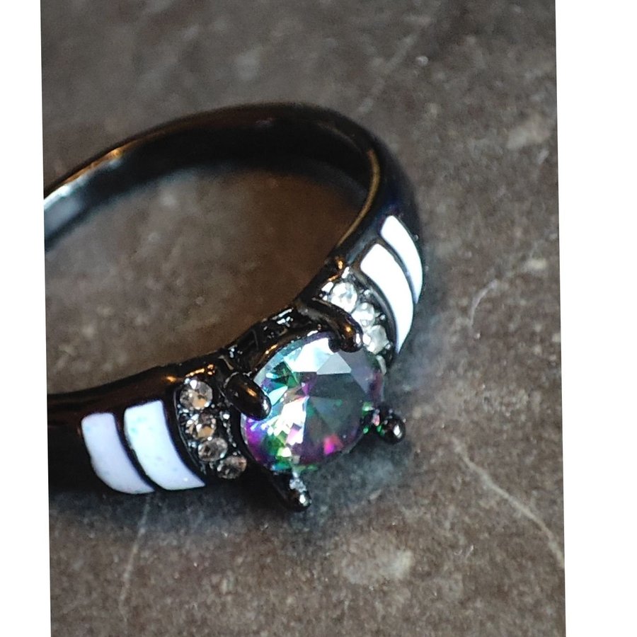 Snygg svart ring med stenar, goth, metal