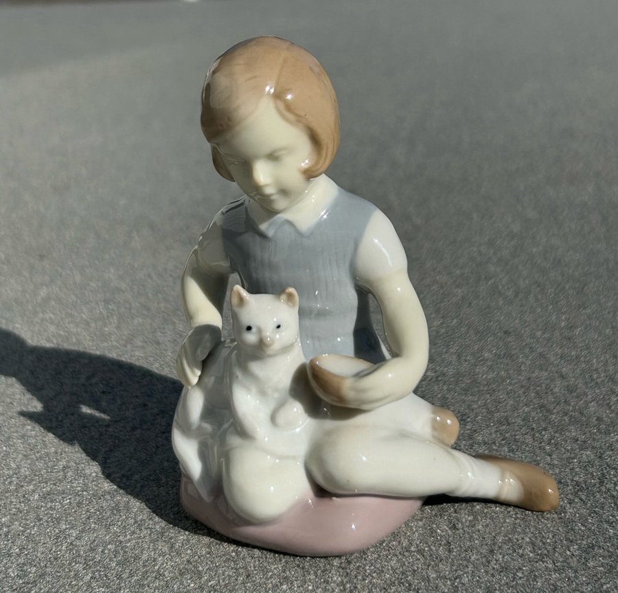 Figurin, Flicka med katt, ?Carl Scheidig K.G., Gräfenthal, Germany