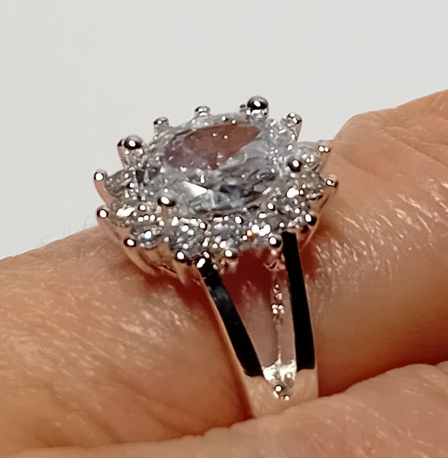 925 silver Stunning ring with beautifull zirconnias