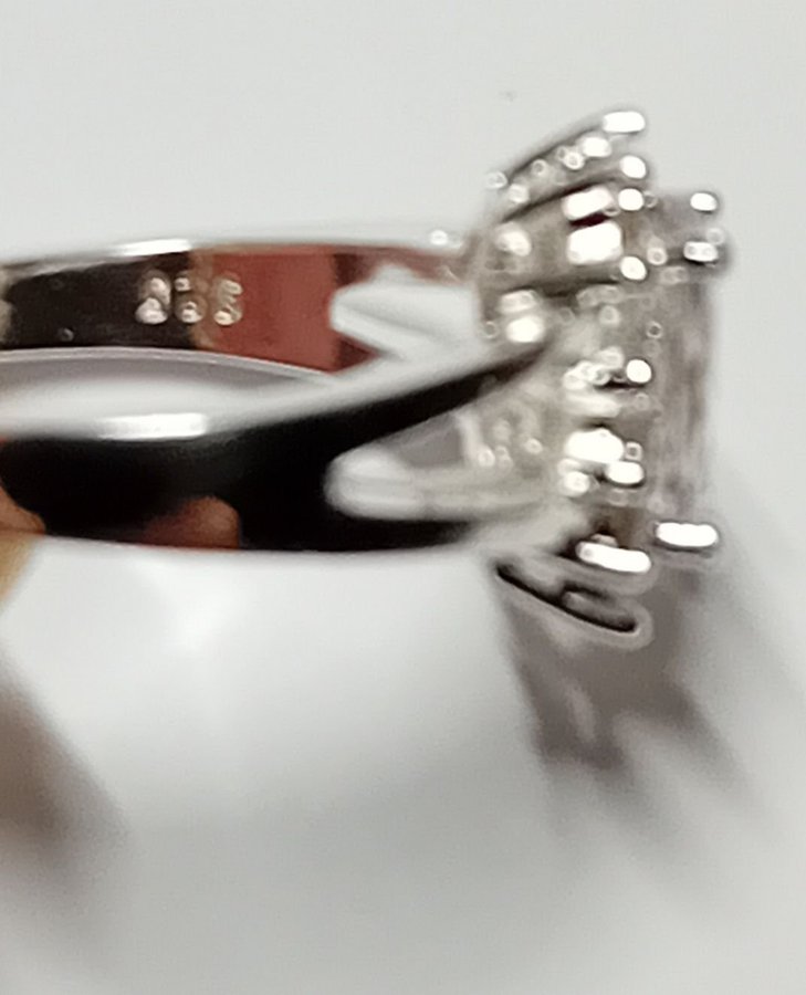 925 silver Stunning ring with beautifull zirconnias