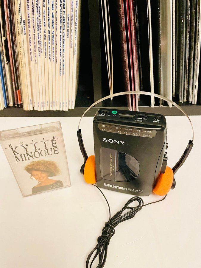 servad SONY WALKMAN retro vintage + Kylie Minogue