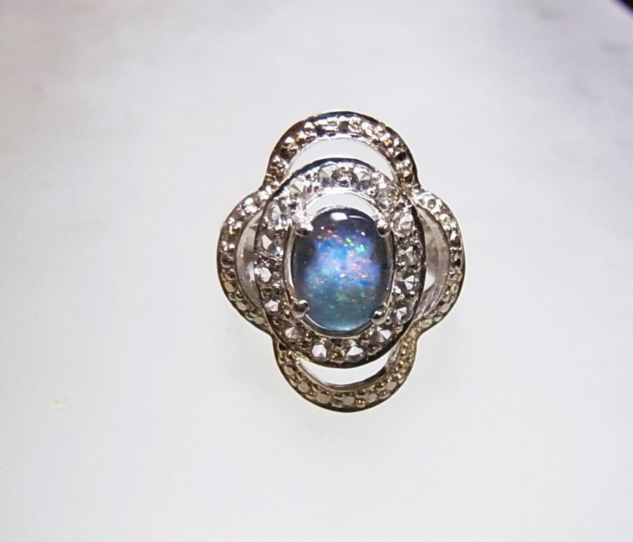 OPALRING MED VIT TOPAS ENOURAGE/ OPAL RING MIT WEISSTOPAS ENTOURAGE