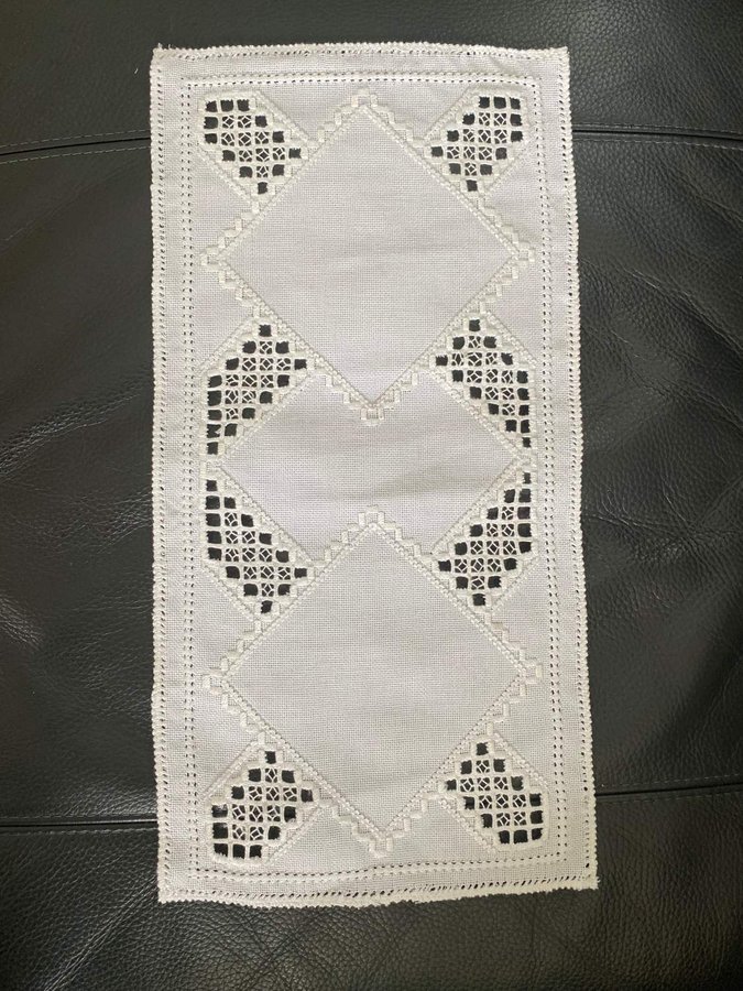 Vacker Handbroderad hardanger duk.