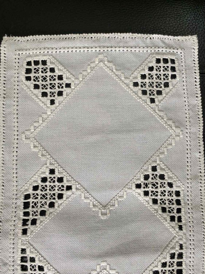 Vacker Handbroderad hardanger duk.